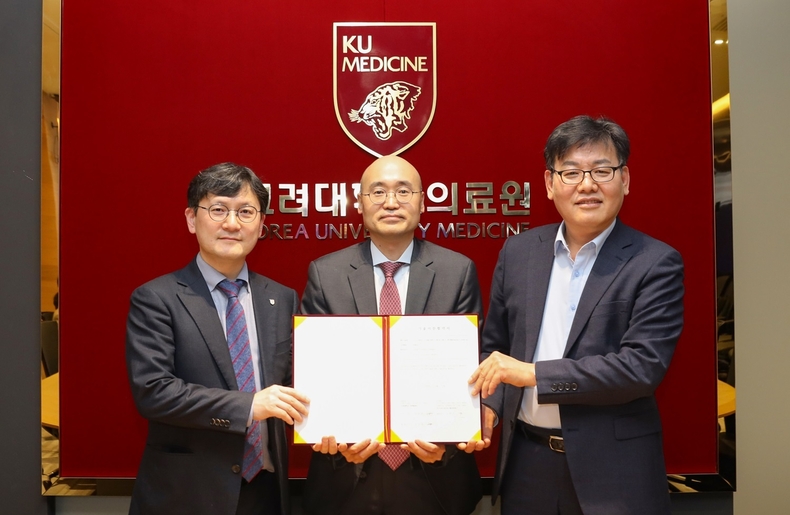 (왼쪽부터) 권정환 산학협력단장, 정상택 교수, 김태억 대표가 ‘Silencing Fc 변이체 항체원천기술’ 기술이전 협약을 체결했다. 