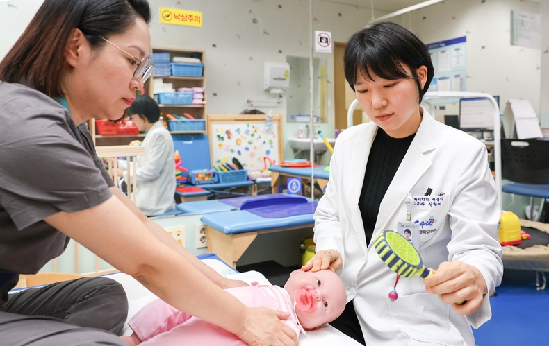 중앙대학교병원 재활의학과 신현이 교수가 아기 기운목 재활운동치료에 대해 소개했다. 