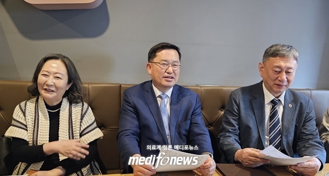 (왼쪽부터)도경현 이사, 박정율 의장, 이정근 회장대행