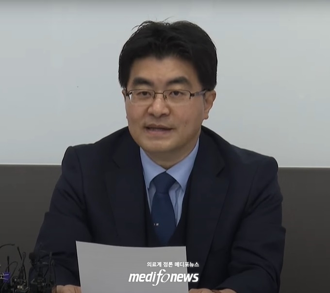 지난달 16일 사직서 제출 결정을 발표한 전국 의과대학 교수 비상대책위원회 방대승 위원장 모습.