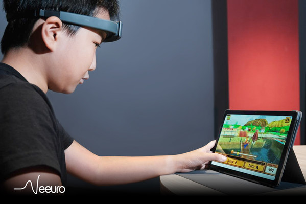 Neeuro의 EEG 머리띠 'SenzeBand 2'를 사용해 Cogo 주의력 훈련 프로그램에 참여하는 아동