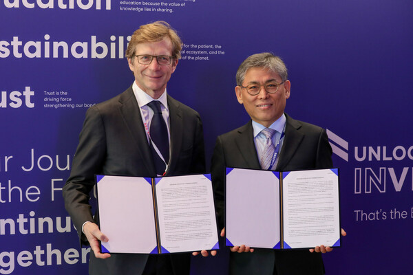 Samsung Medison CEO Mr. Yongkwan Kim and Bracco Imaging CEO Dr. Fulvio Renoldi Bracco endorsed a Memorandum of Understanding agreement