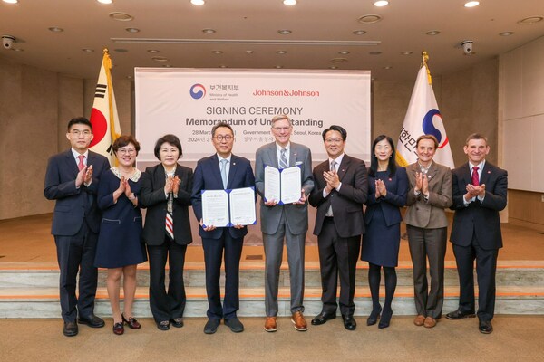 글로벌 엑셀러레이터 플랫폼 사업 협약식에 참석한 보건복지부 관계자와 존슨앤드존슨 임원들이 기념촬영을 하고 있다. (왼쪽부터) 윤흥식 얀센 북아시아 지역 총괄사장 대행, 김옥연 존슨앤드존슨 대외협력 및 정책 아시아태평양 총괄, 정은경 보건복지부 보건산업정책국장, 박민수 보건복지부 제2차관, 빌 하이트 존슨앤드존슨 최고 외부혁신 및 의학부문 총괄 부회장, 오진용 존슨앤드존슨 메드테크 북아시아 지역 총괄사장, 샤론 챈 존슨앤드존슨 이노베이션 – JLABS 아시아태평양 총괄, 마이케 스테눌 존슨앤드존슨 이노베이션 및 기업 R&D 전략기획 부사장, 빌 포스터 존슨앤드존슨 외부 혁신 및 의학 커뮤니케이션 글로벌 총괄